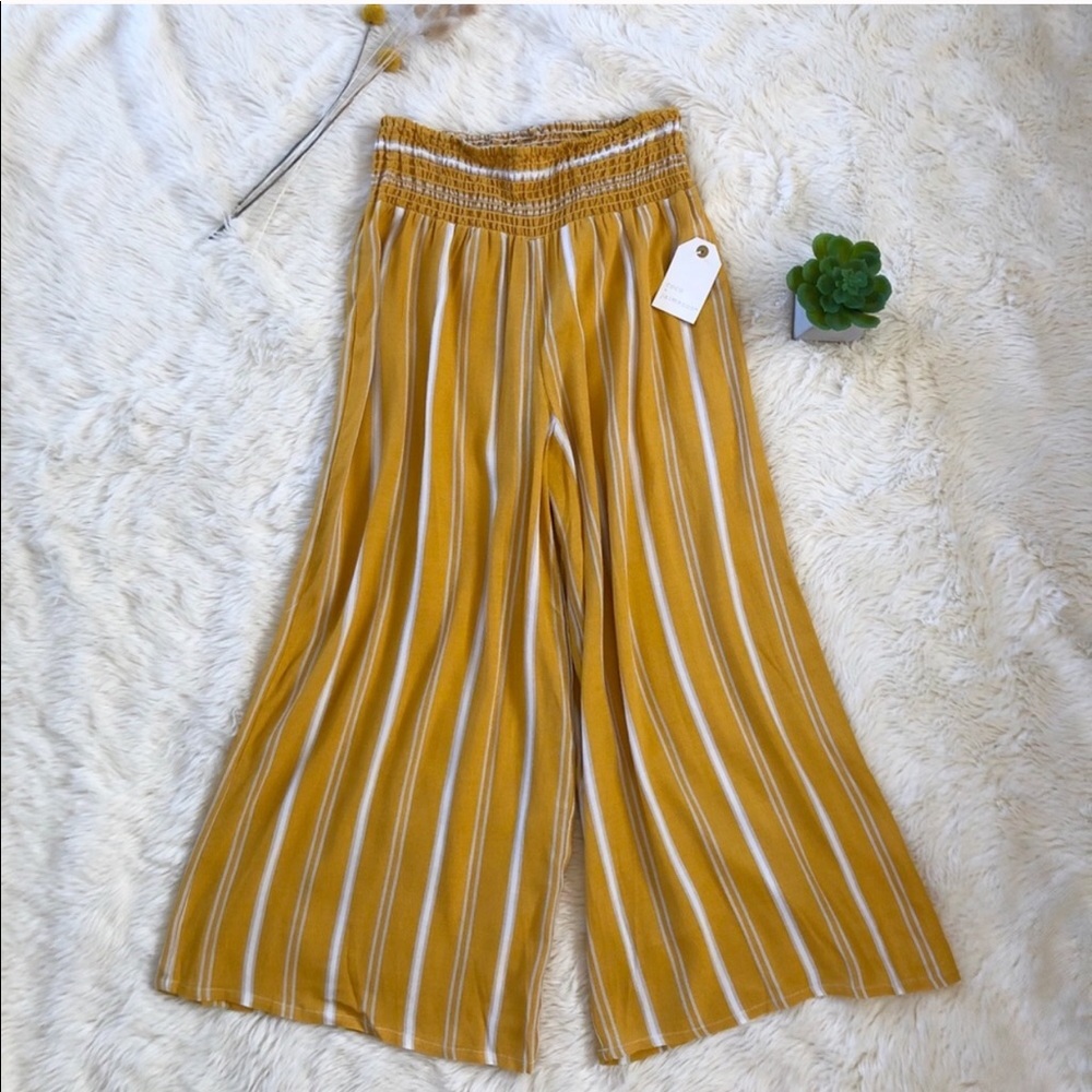 Super cute mustard flowy pant